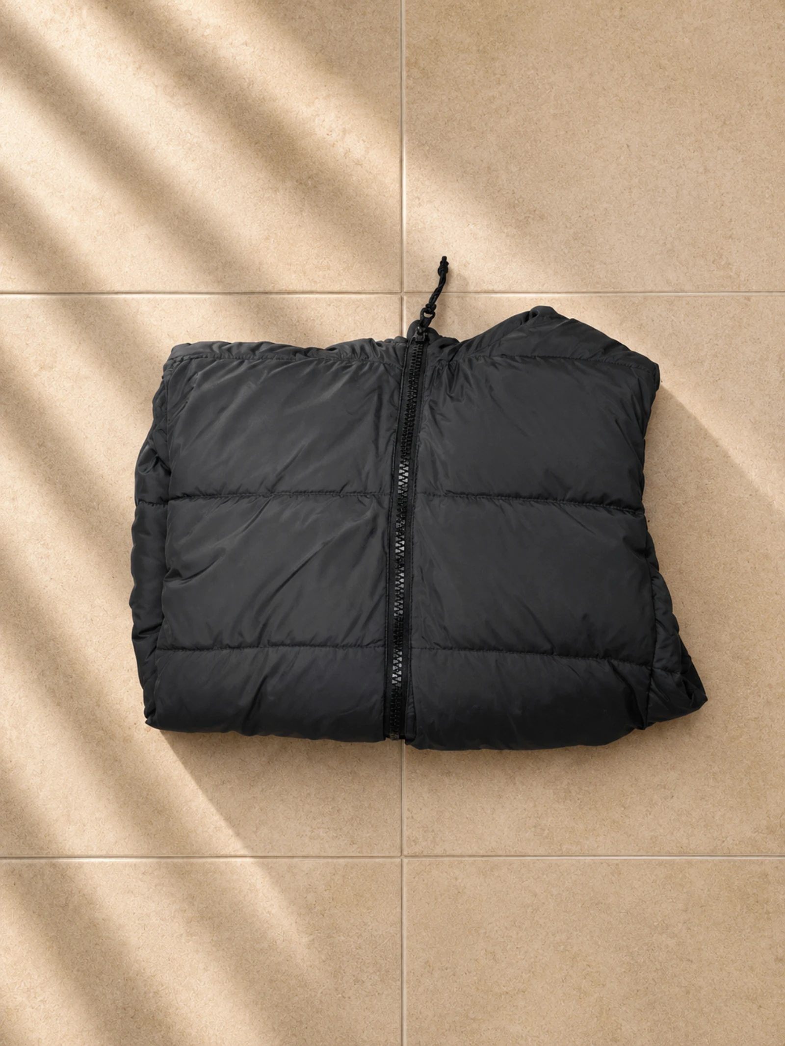 Chaleco acolchoado Mango preto com capuz – photo 2